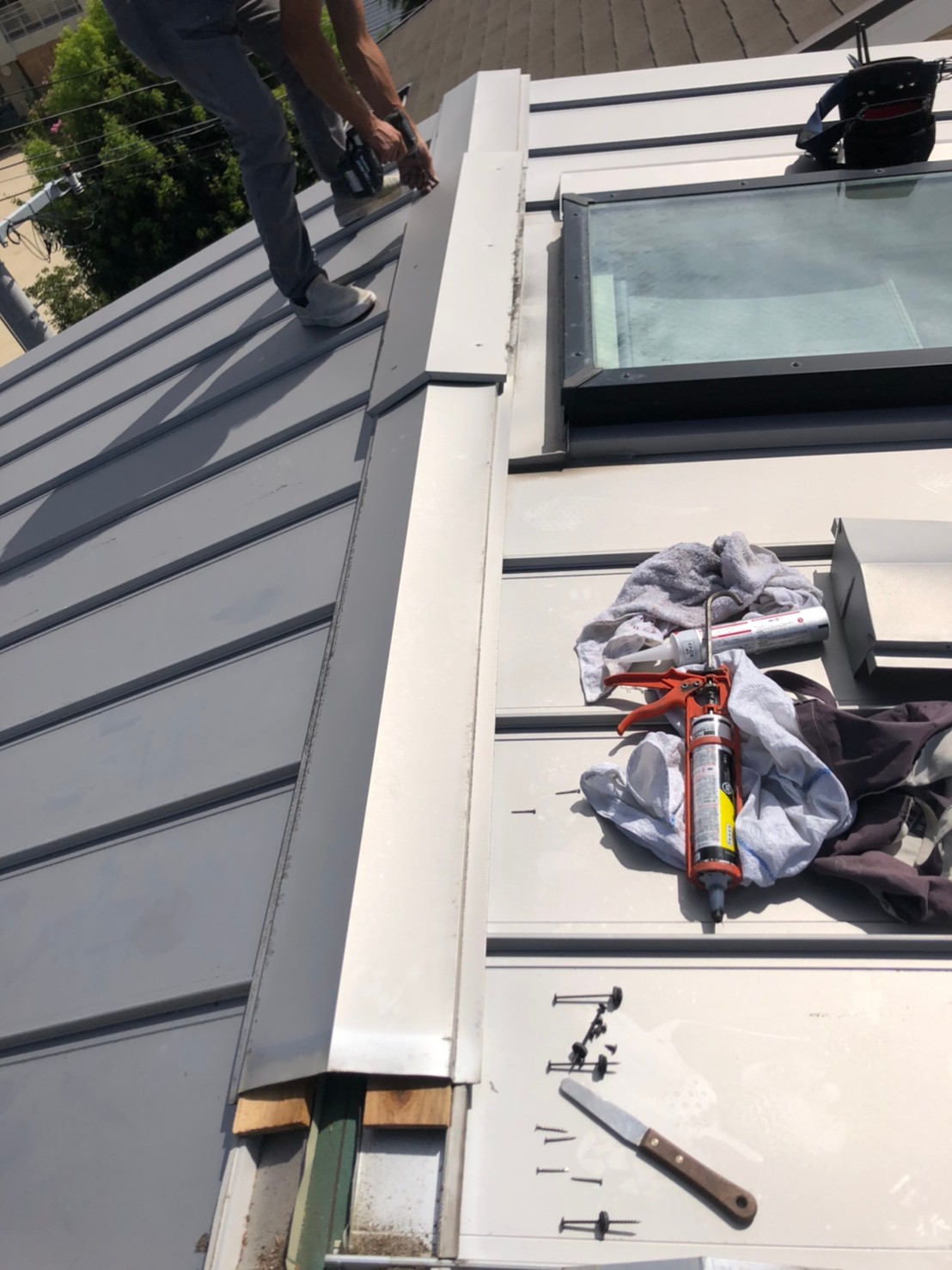 結露対策 暑さ対策に 屋根換気棟施工 豊中市 外壁塗装 屋根工事 リフォームのことならwall House Reformへ リクシルリフォームショップ